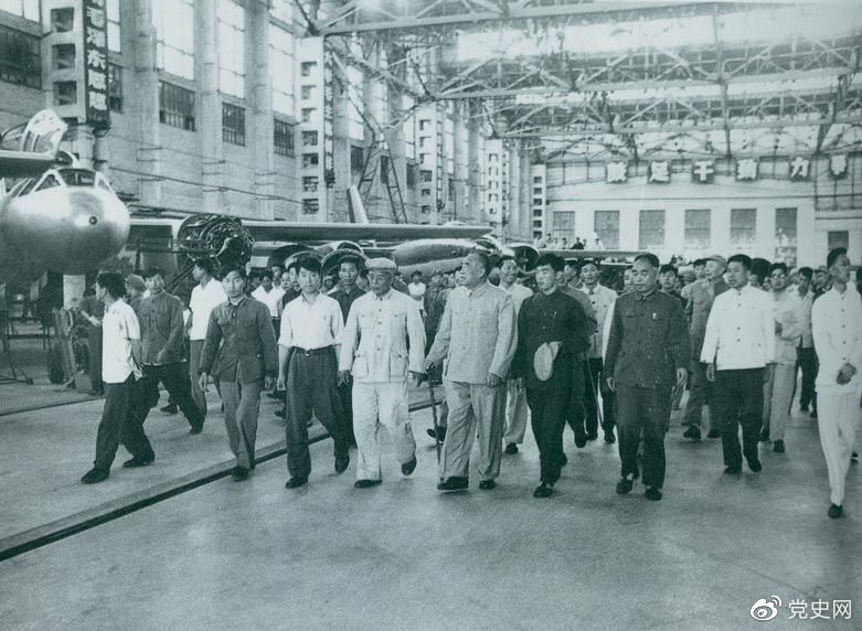 1964年7月31日，朱德視察哈爾濱飛機(jī)制造廠。
