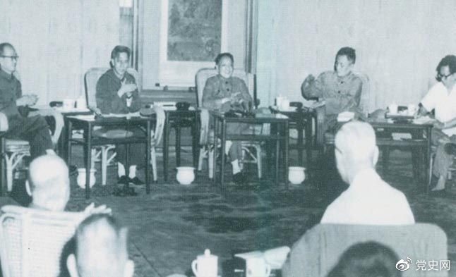 1977年8月4日—8日，鄧小平主持召開科學(xué)和教育工作座談會。