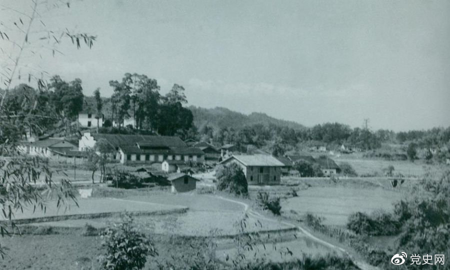 1934年8月，任弼時等率紅六軍團9700余人，從橫石和新江口出發(fā)，開始西征。圖為江西遂川縣橫石。